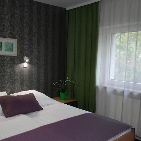 Hotel George Nadarzyn Exteriör bild