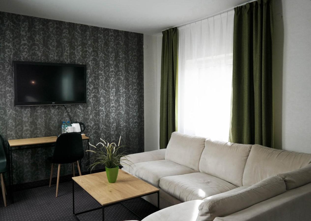 Hotel George Nadarzyn Exteriör bild