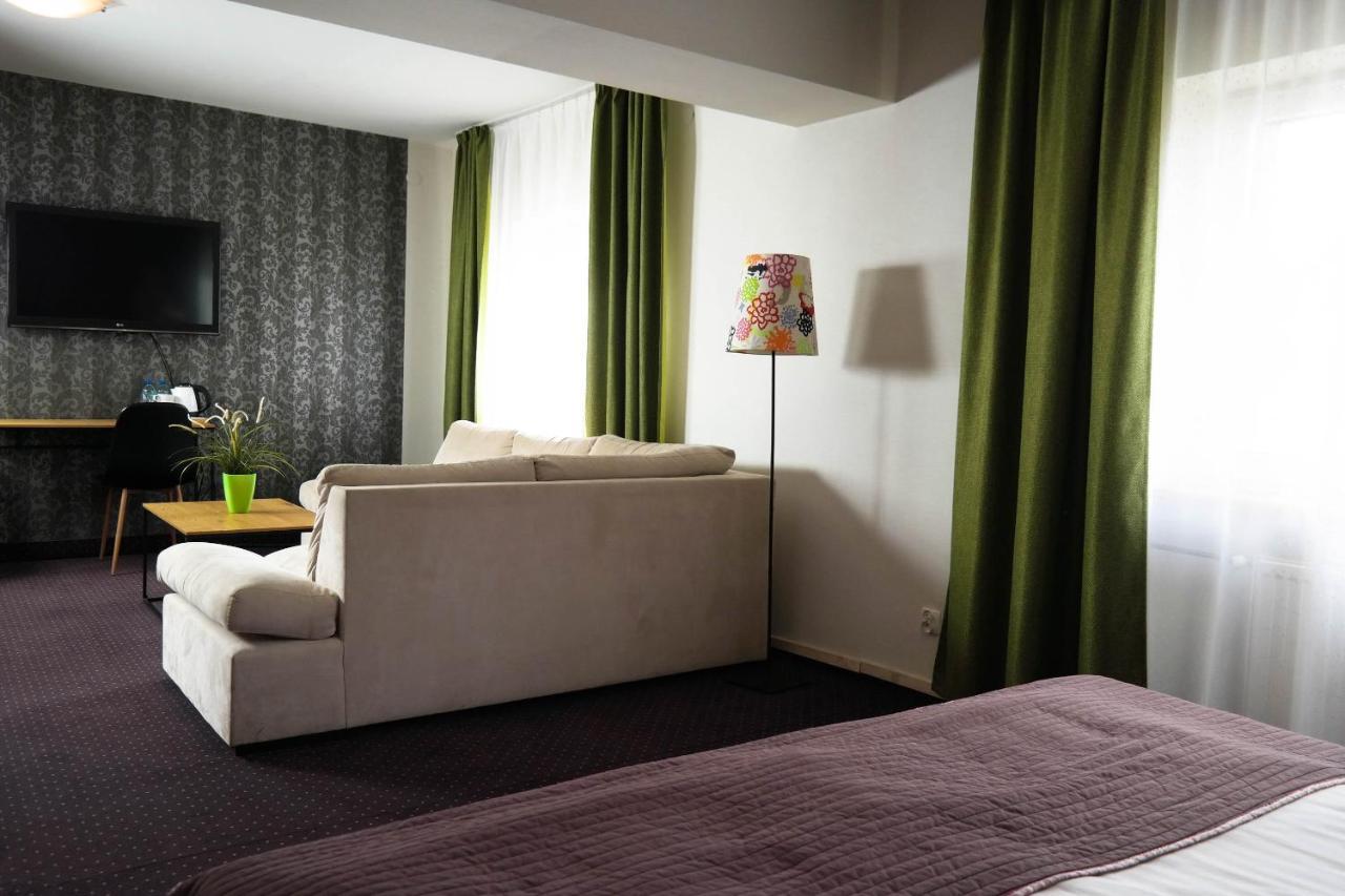Hotel George Nadarzyn Exteriör bild