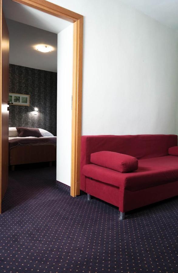 Hotel George Nadarzyn Exteriör bild