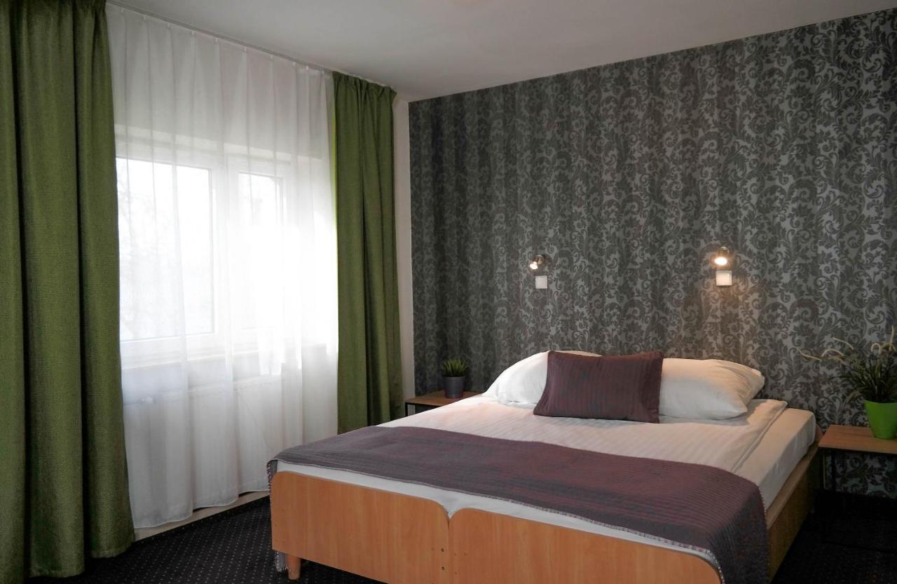 Hotel George Nadarzyn Exteriör bild